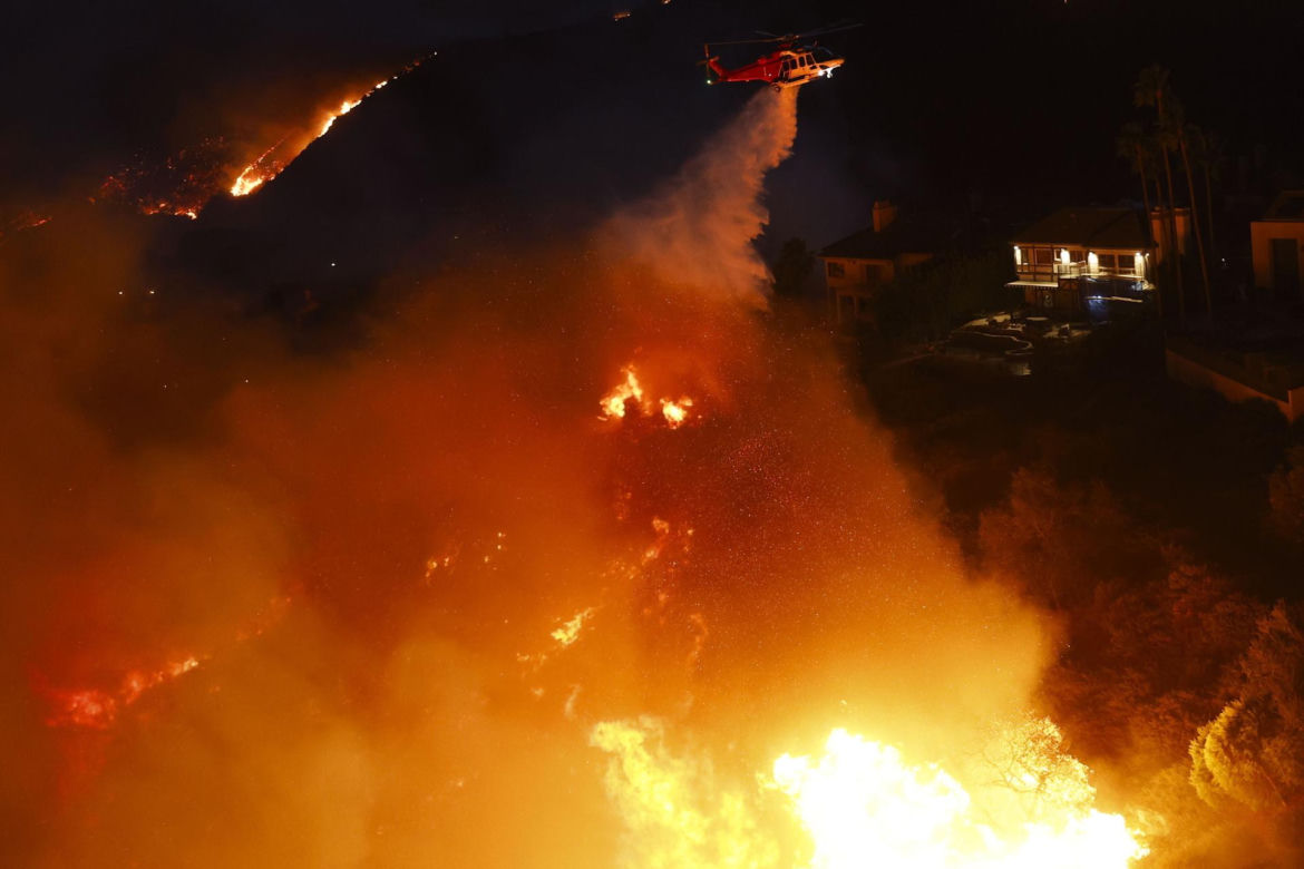 Dzielnica gwiazd płonie! Ogień trawi Los Angeles, celebryci uciekają. "Opuśćcie domy teraz!"