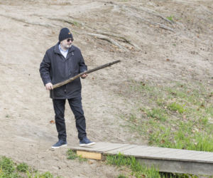 Karol Karski w lesie