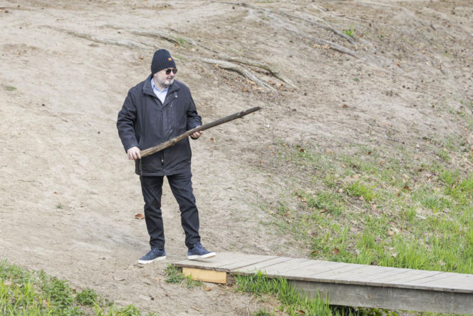 Karol Karski w lesie