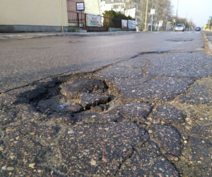 Siedleckie drogi niczym szwajcarski ser – kierowcy narzekają na stan dróg po zimie
