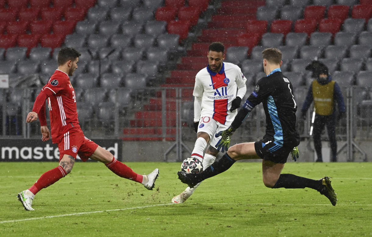 Bayern gra o życie. Lewy zaczyna biegać.