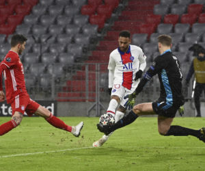 Bayern gra o życie. Lewy zaczyna biegać.