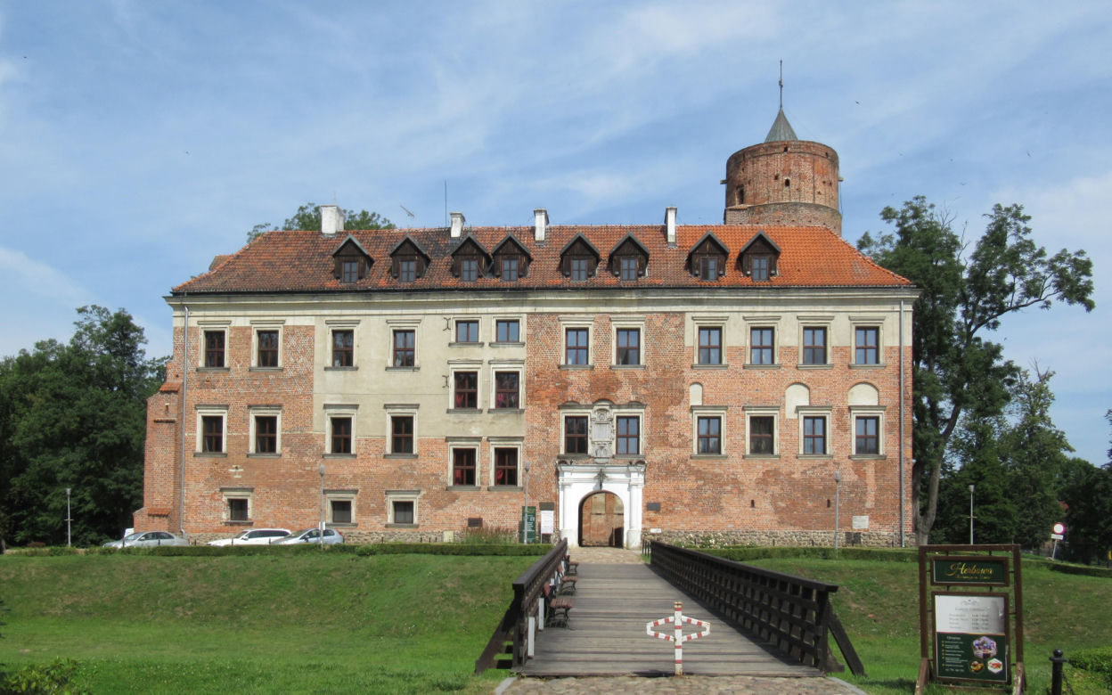 To najpiękniejsze uzdrowisko w woj. łódzkim. Turyści zachwycają się unikatowym zamkiem