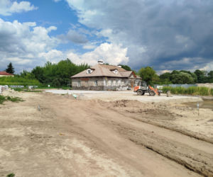 Zabytkowy dwór w Nowych Iganiach coraz piękniejszy. Zmienia się także jego otoczenie