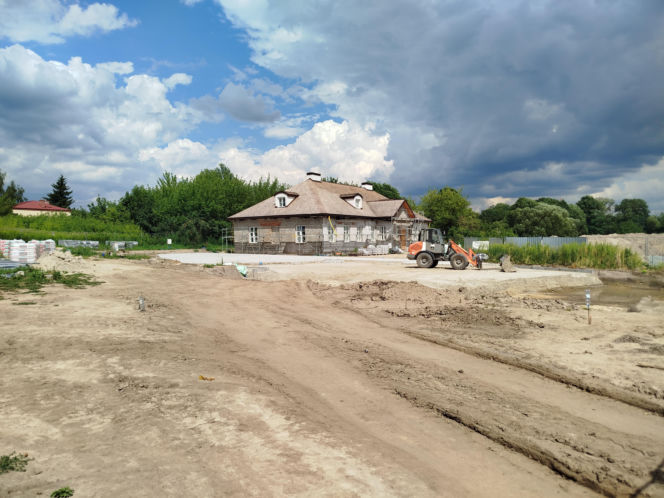 Zabytkowy dwór w Nowych Iganiach coraz piękniejszy. Zmienia się także jego otoczenie