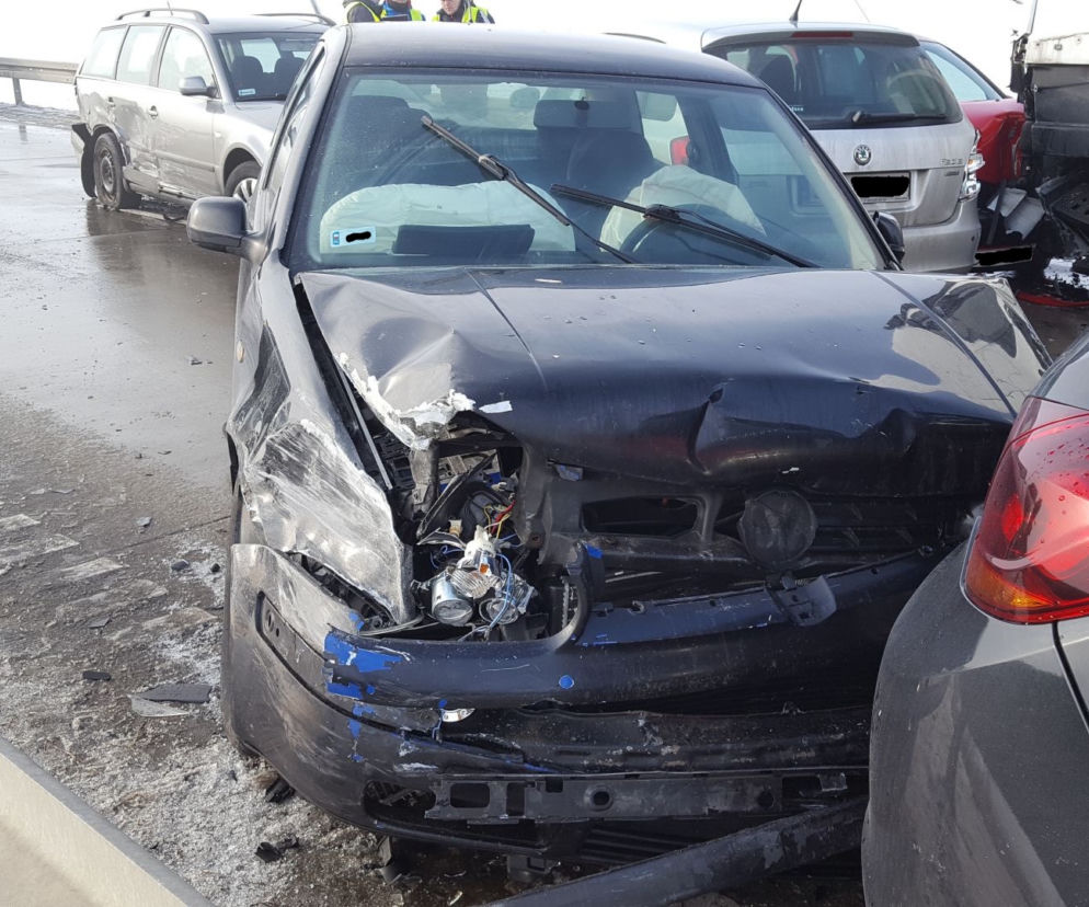 Marznący deszcz, lekki minus i szklanka na drogach. Ciężka sobota na szosach Dolnego Śląska
