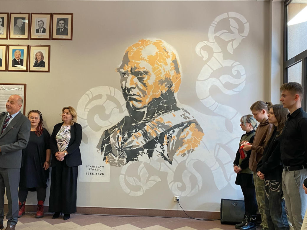 Uczniowie ZSP nr 1 stworzyli mural na ścianach szkoły. Grafika przedstawia patrona placówki