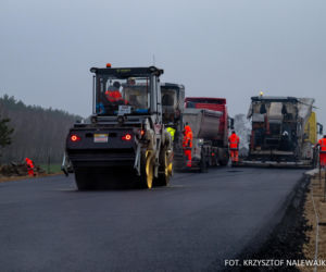 Na autostradzie A2 na wschód od Warszawy prace idą pełną parą, zarówno w dzień, jak i po zmroku