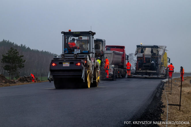 Na autostradzie A2 na wschód od Warszawy prace idą pełną parą, zarówno w dzień, jak i po zmroku