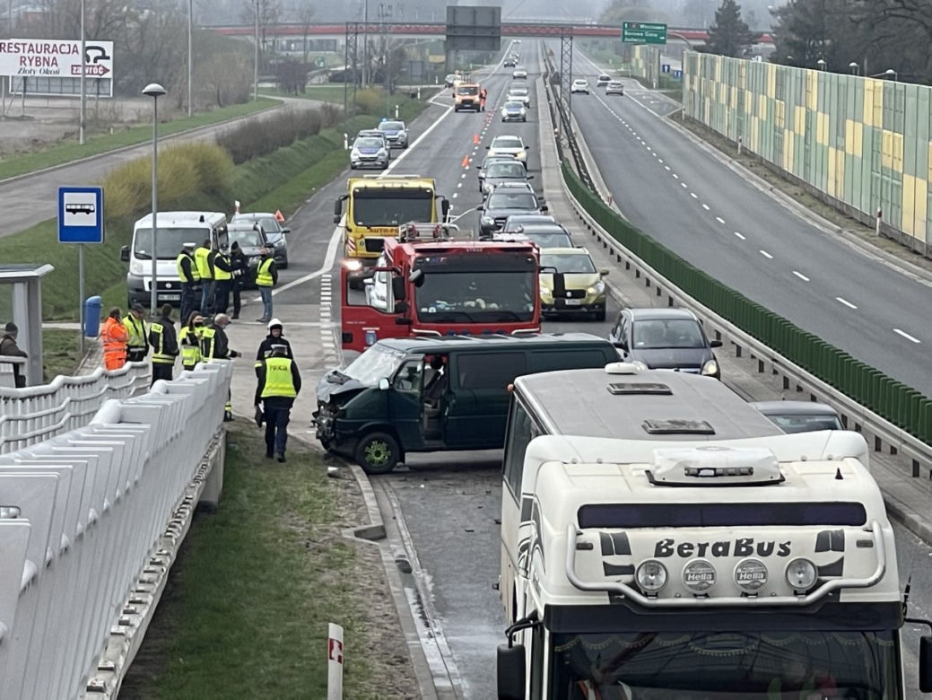 Zderzenie busa z autobusem dzisiaj rano. Nie żyje kobieta