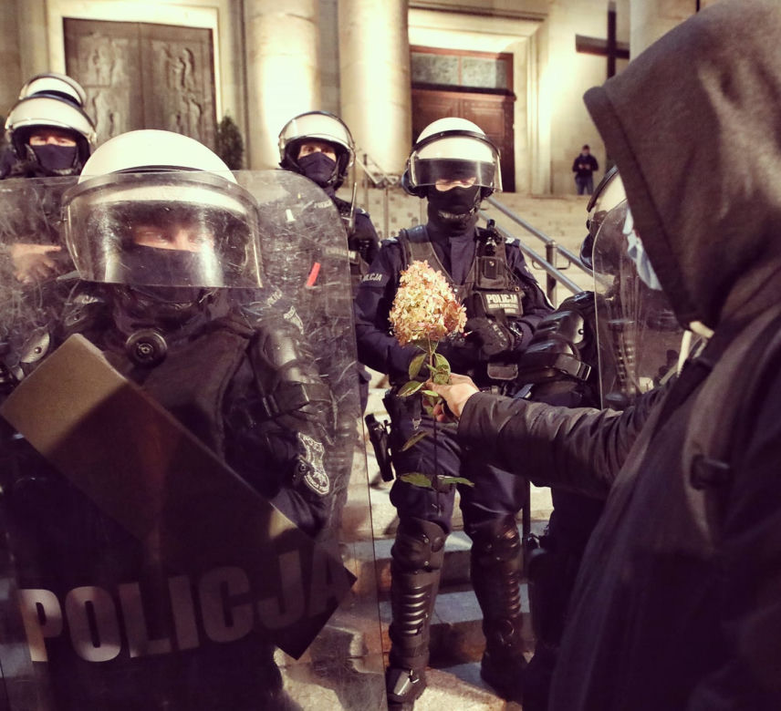 Strajk kobiet w Katowicach. Mężczyzna wręcza kwiaty policjantom