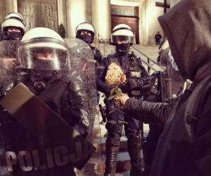 Strajk kobiet w Katowicach. Mężczyzna wręcza kwiaty policjantom