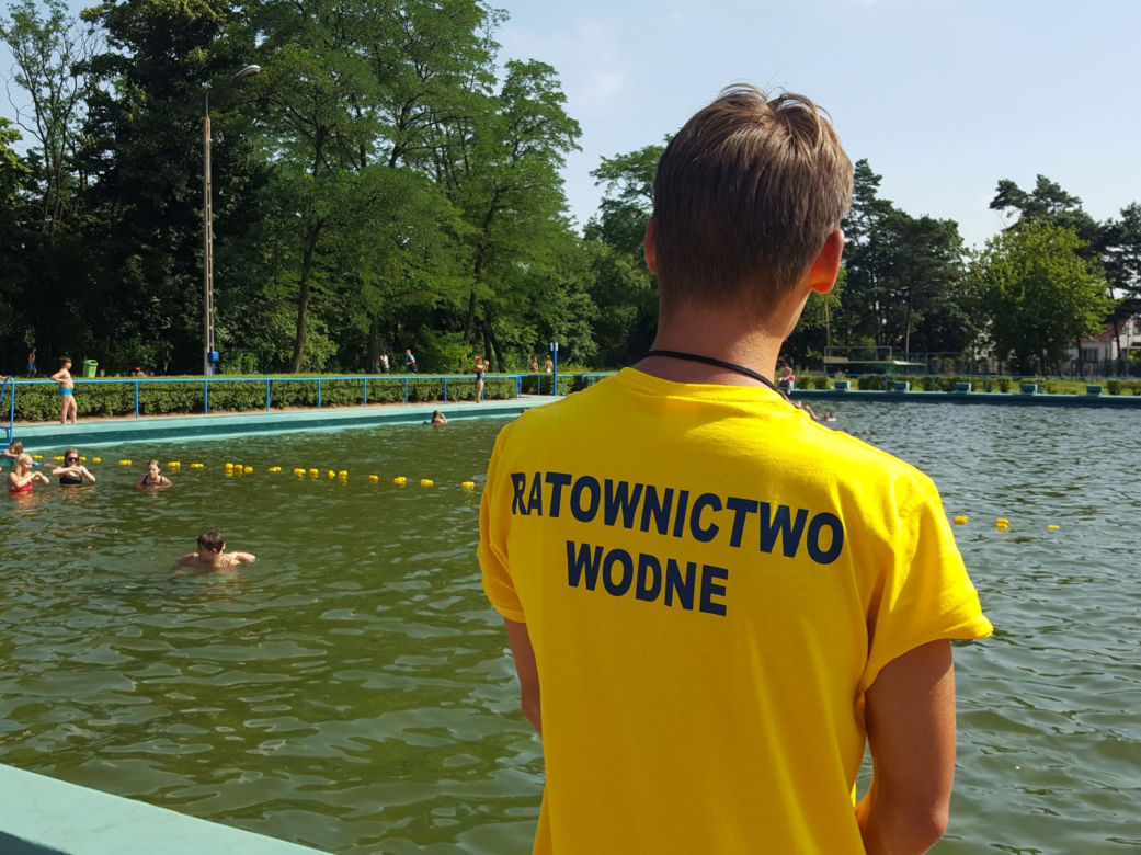 Na basenie dokrytym w Lesznie tłumy