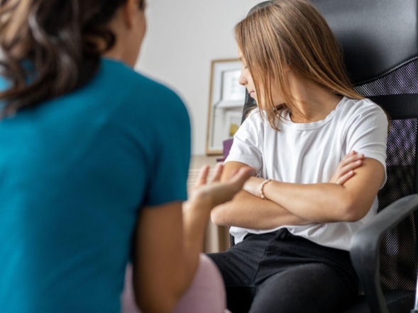 Dlaczego nastolatek wstydzi się rodziców? Sprawdź, jak mądrze stawiać granice bez psucia relacji