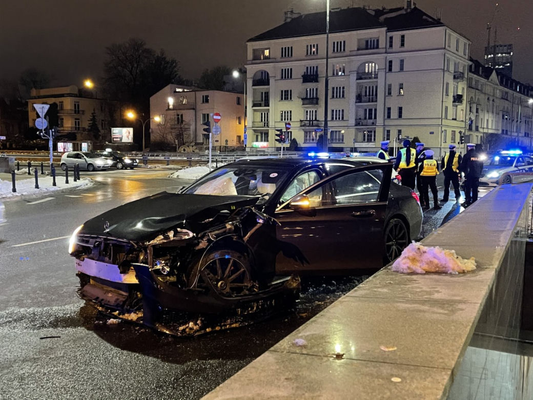 Naćpany pirat roztrzaskał mercedesa w pościgu. W środku znana modelka