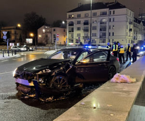 Naćpany pirat roztrzaskał mercedesa w pościgu. W środku znana modelka