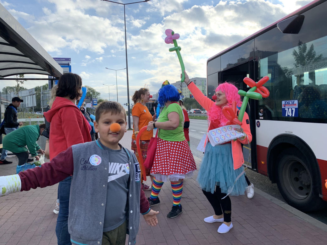 Dr Clown zaraża śmiechem w Światowym Dniu Uśmiechu
