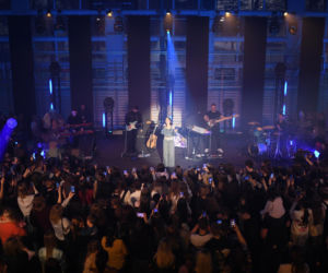 Roxie Węgiel z gołym brzuchem śpiewa dla najmłodszych