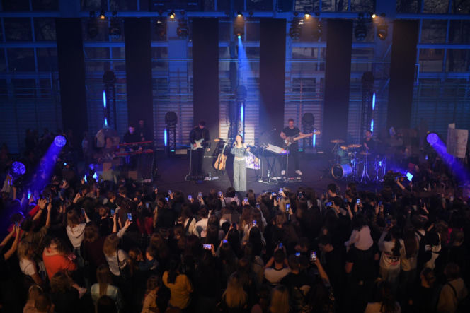 Roxie Węgiel z gołym brzuchem śpiewa dla najmłodszych