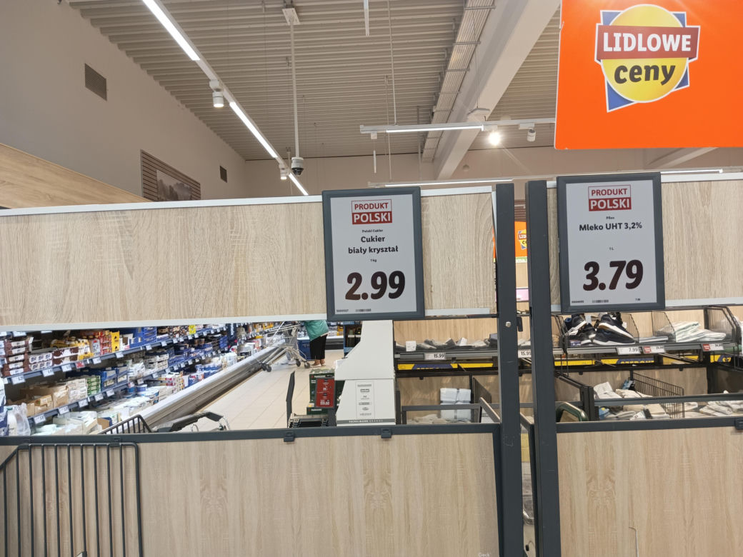 Porównaliśmy ceny w polskim i niemieckim markecie. Gdzie zarobimy tańsze zakupy na Wielkanoc? 