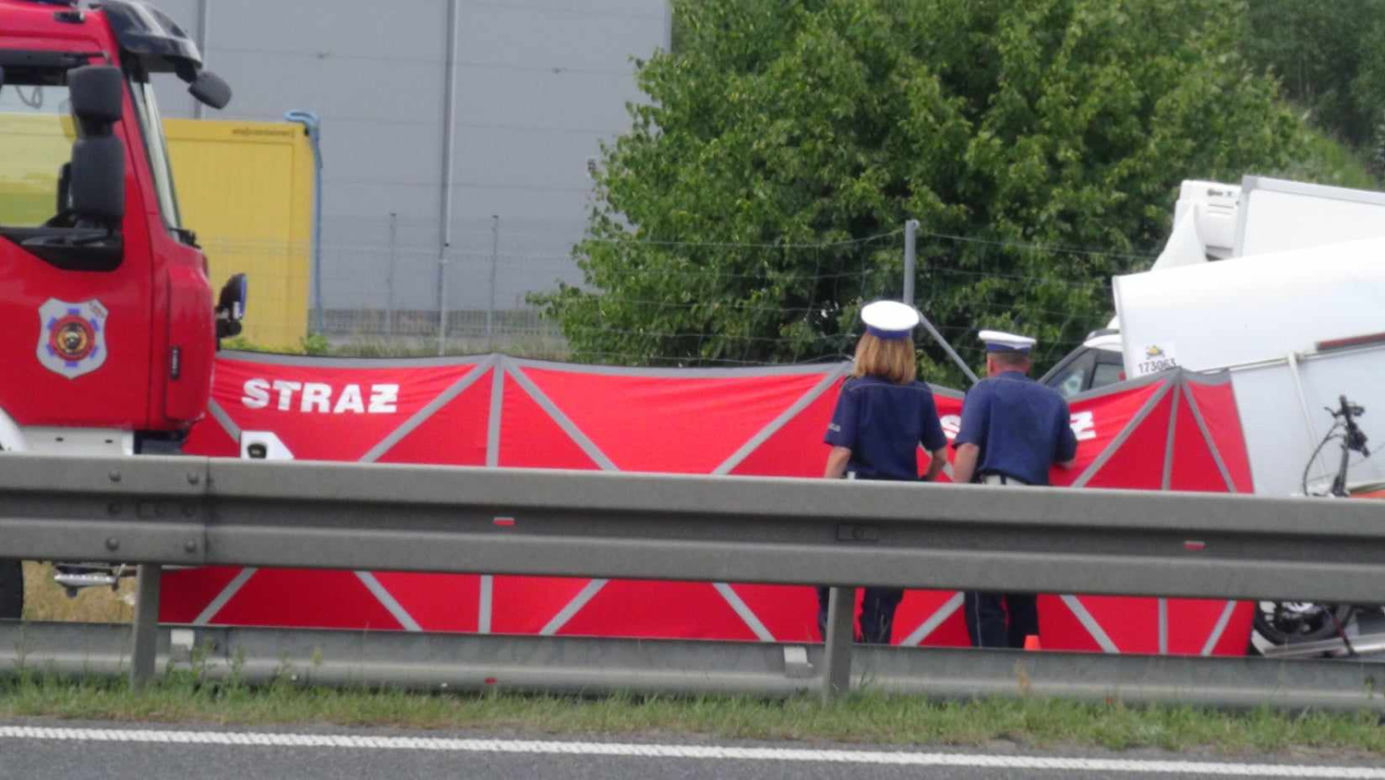 Kamper gruchnął w auto stojące na poboczu. Jedna osoba ranna. Lądował śmigłowiec LPR