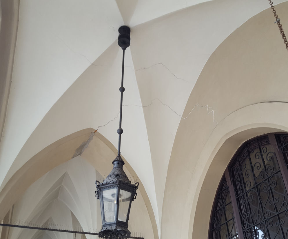 Pęknięcia mają ponad 2 metry długości
