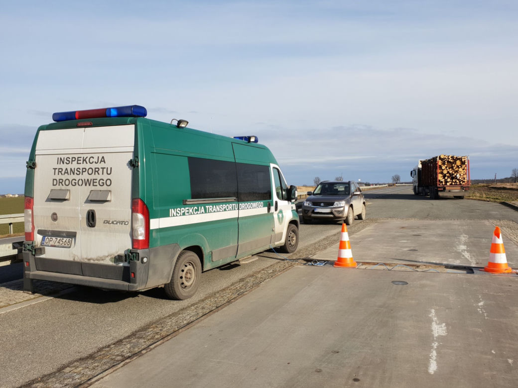 Niesprawne i przeładowane transporty drewna zatrzymane przez ITD. Rekordzista ważył 57 ton!