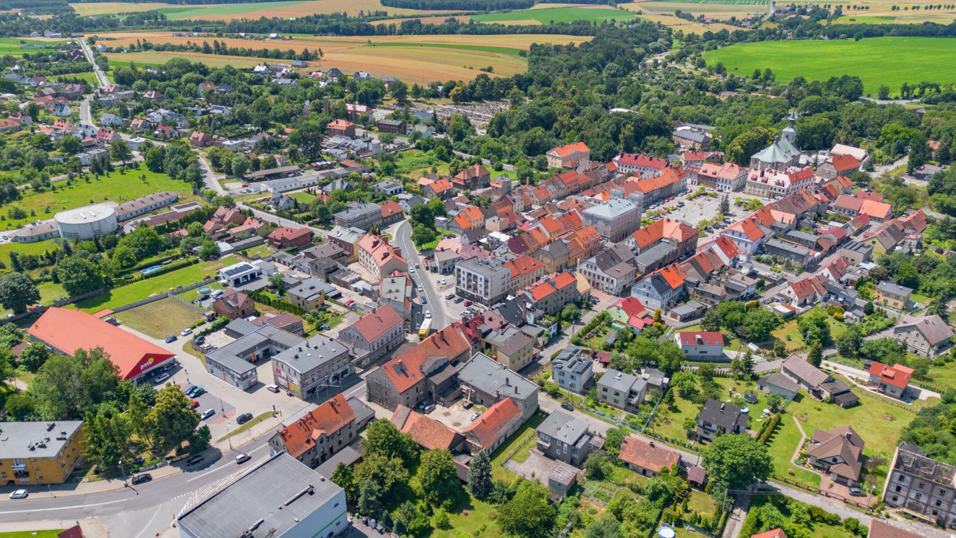 To jedno z najpiękniejszych śląskich miast. Jego ozdobą jest nie tylko rynek, ale też gotycki zamek