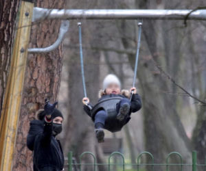 Marta Kaczyńska z synkiem na placu zabaw