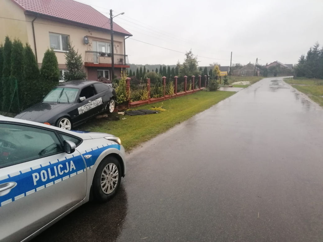 Był tak spragniony, że „setkę” i trzy piwa wypił pod sklepem. SKOŃCZYŁ NA PŁOCIE!