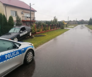 Był tak spragniony, że „setkę” i trzy piwa wypił pod sklepem. SKOŃCZYŁ NA PŁOCIE!