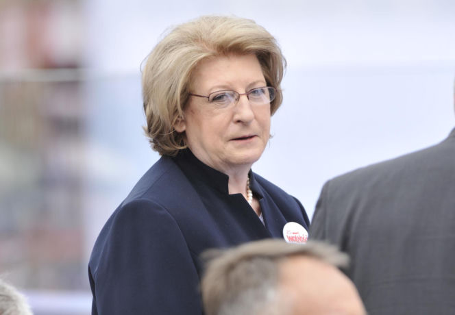 Była pierwszą kobietą na stanowisku premiera III RP. Już po roku złożyła dymisję