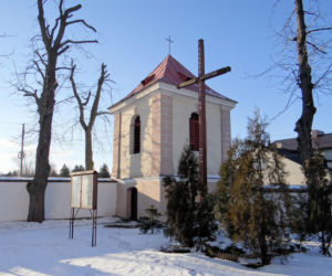 To jedno z najmniejszych miast w województwie łódzkim. Mieszka w nim mniej osób niż na wsiach