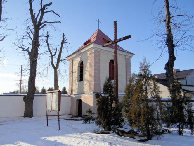 To jedno z najmniejszych miast w województwie łódzkim. Mieszka w nim mniej osób niż na wsiach