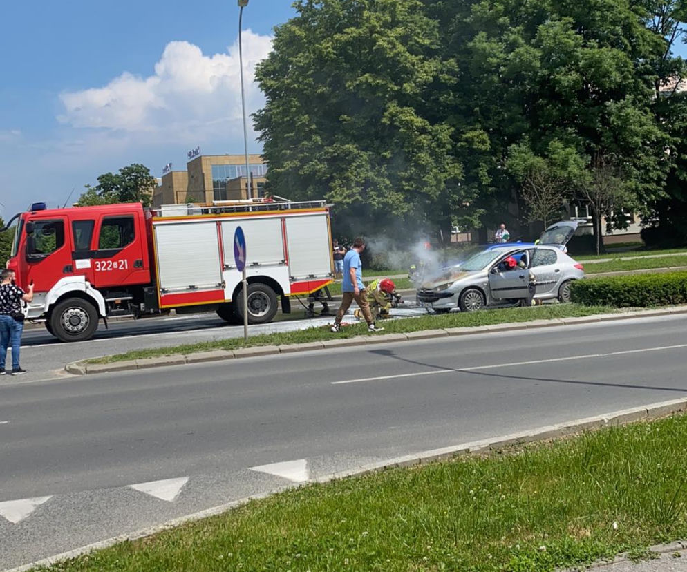 Rzeszów. Pali się samochód na ulicy Kopisto. Kłęby dymu spod maski [ZDJĘCIA]