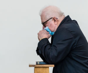 Lech Wałęsa zdjął maseczkę w kościele [ZOBACZ ZDJĘCIA]
