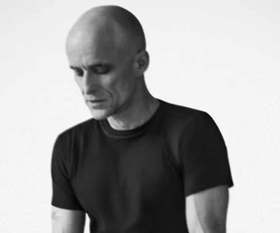 Artur Rojek prezentuje najnowszy singiel „Mirafiori”. o kolejna zapowiedź nadchodzącej płyty