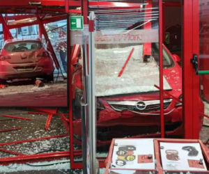 Mercedes wjechał w zaparkowane auto, a to w drzwi sklepu! O krok od tagedii