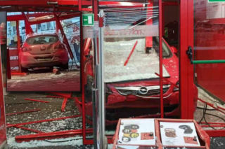 Mercedes wjechał w zaparkowane auto, a to w drzwi sklepu! O krok od tagedii