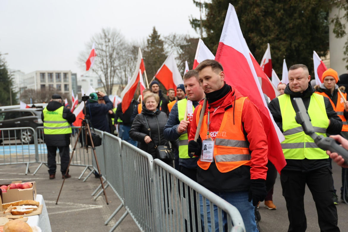 Protest rolników 20 marca przed Lubelskim Urzędem Wojewódzkim w Lublinie
