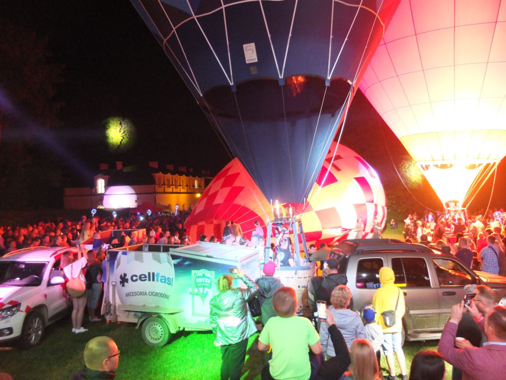 W dzień latały, nocą ziały ogniem. Nocny pokaz balonów w Nałęczowie 