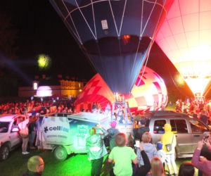 W dzień latały, nocą ziały ogniem. Nocny pokaz balonów w Nałęczowie 