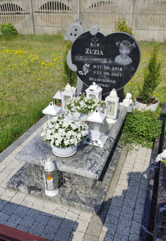 Potworni rodzice skatowali malutką Zuzię na śmierć. Sąd zabrał ją od kochającej rodziny. Widok pomnika sprawia, że serce pęka