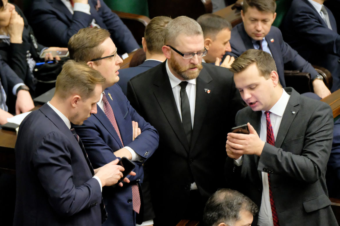 Braun straci majątek za nienoszenie maseczki w Sejmie!