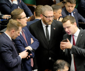 Braun straci majątek za nienoszenie maseczki w Sejmie!