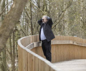 Karol Karski w lesie