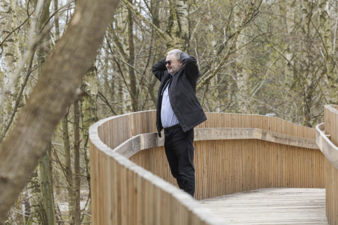 Karol Karski w lesie