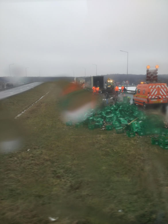 Utrudnienia na A4. Na jezdnię rozsypały się skrzynki z piwem [ZDJĘCIA]