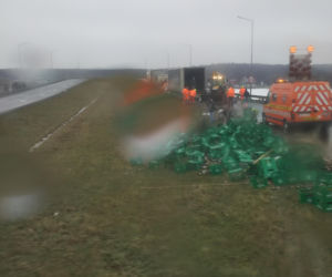 Utrudnienia na A4. Na jezdnię rozsypały się skrzynki z piwem [ZDJĘCIA]