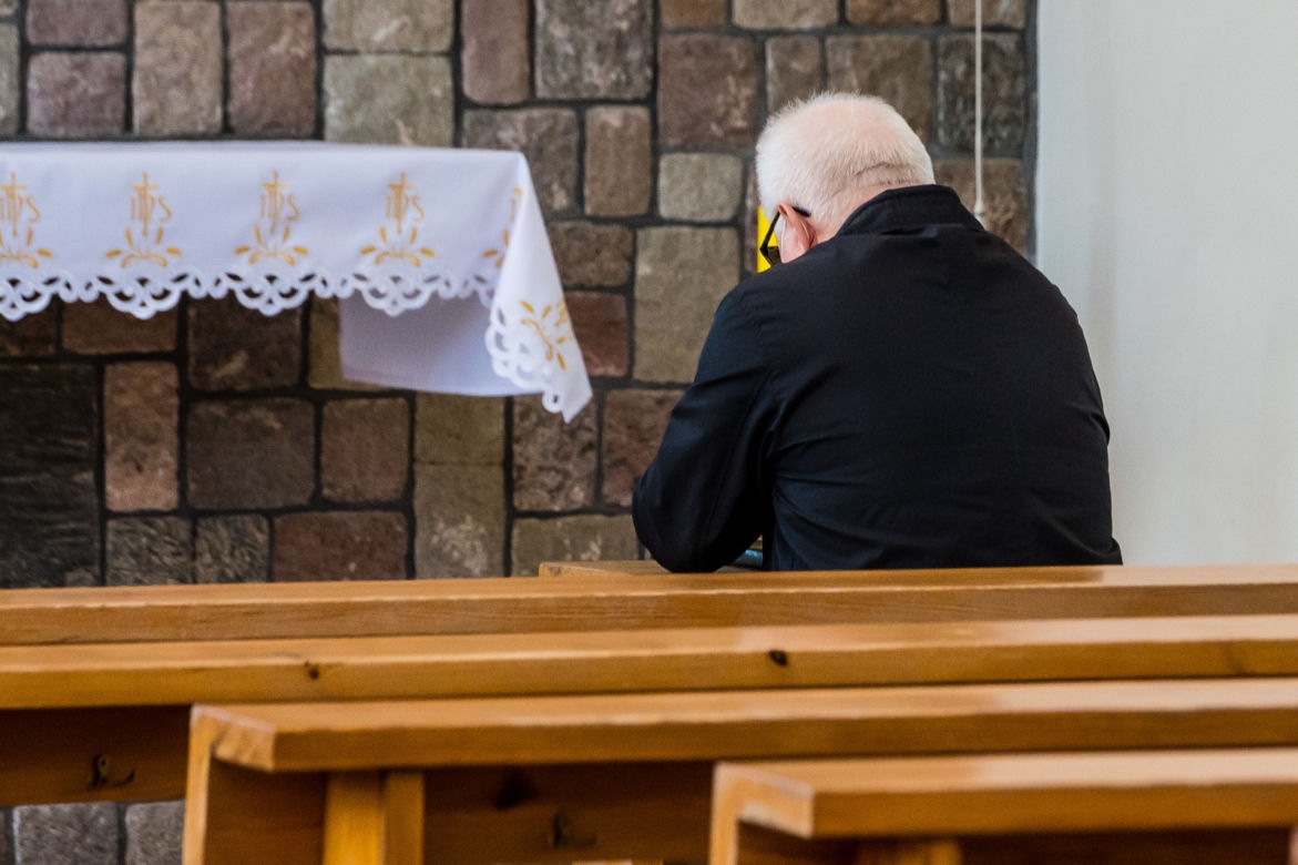 Lech Wałęsa zdjął maseczkę w kościele [ZOBACZ ZDJĘCIA]